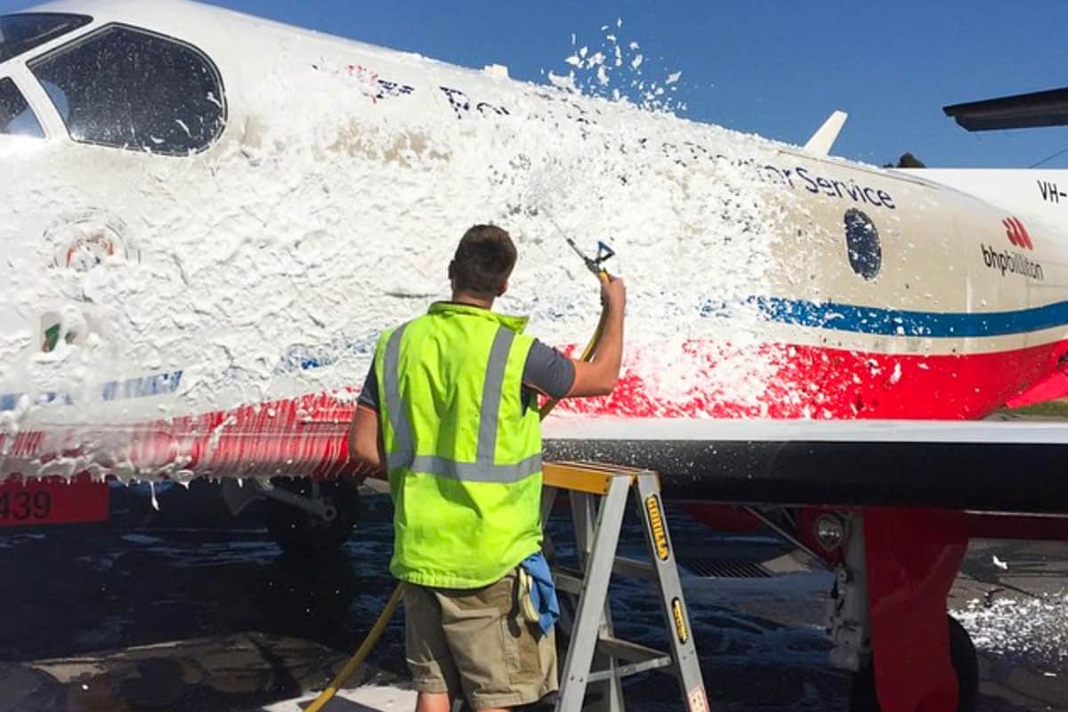 Aerogleam WA Washing Zi 400 HD Aircraft Cleaner Foam Application